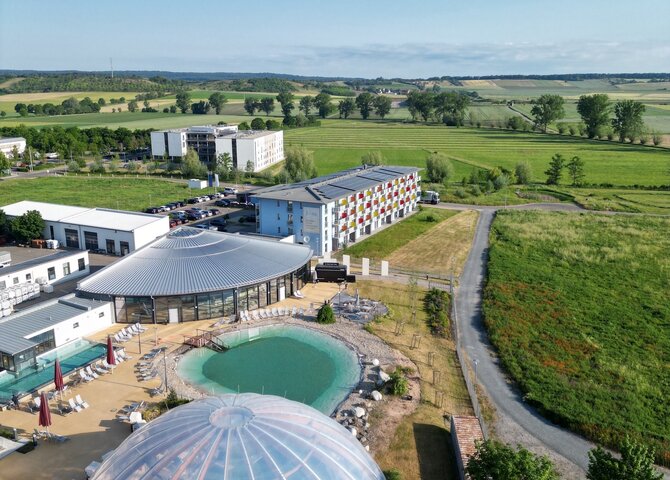 Das Bild zeigt eine Luftaufnahme der Salzsee-Kuppel, mit dem Vital Hotel im Hintergrund 