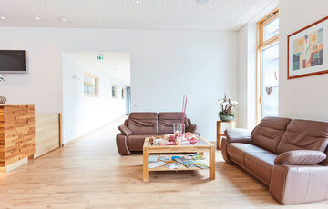 Das Bild zeigt die Sitzecke in der Lounge im Rezeptionsbereich des Vital Hotels 