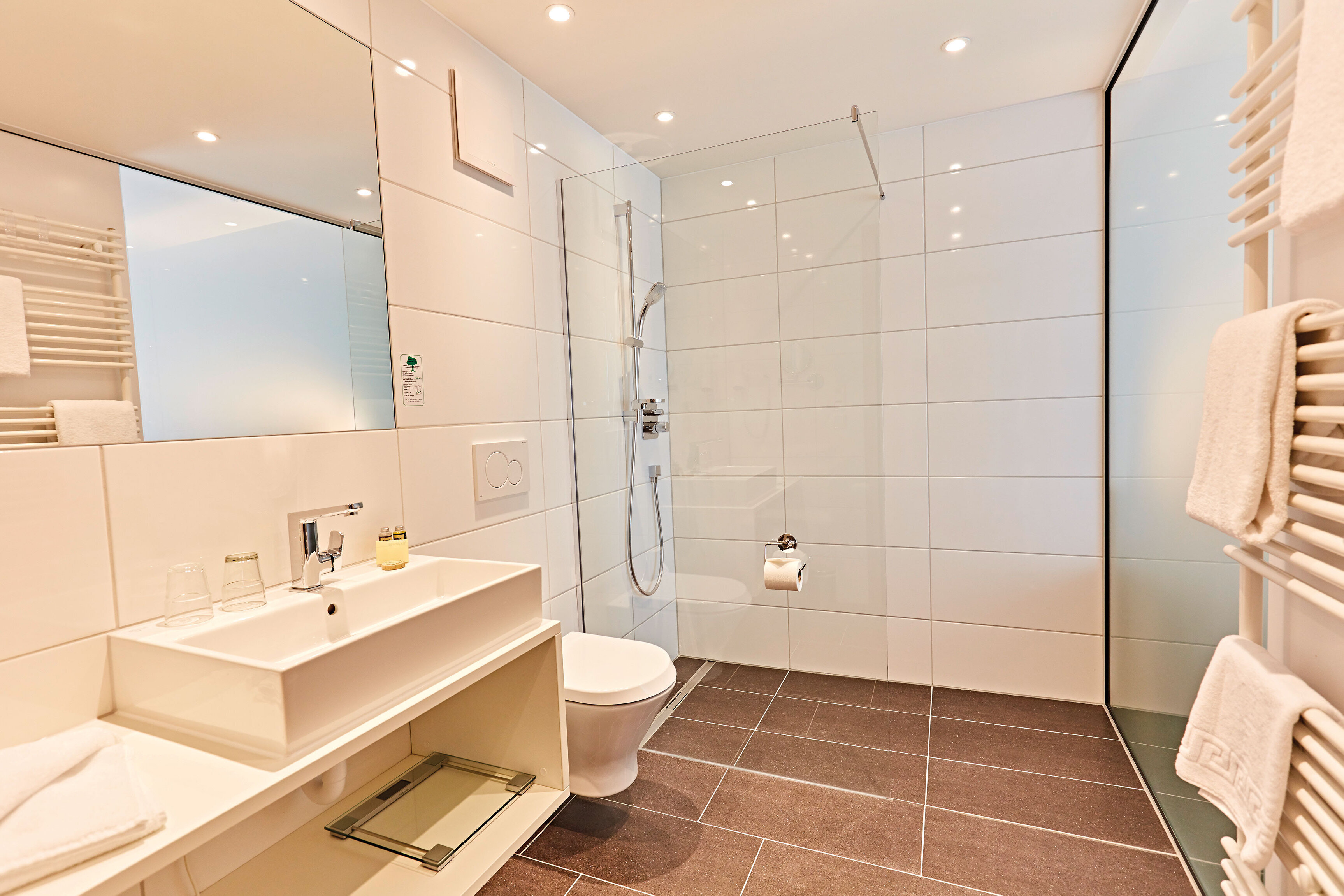 Das Bild zeigt einen Blick in das Badezimmer eines Doppelzimmers Komfort 