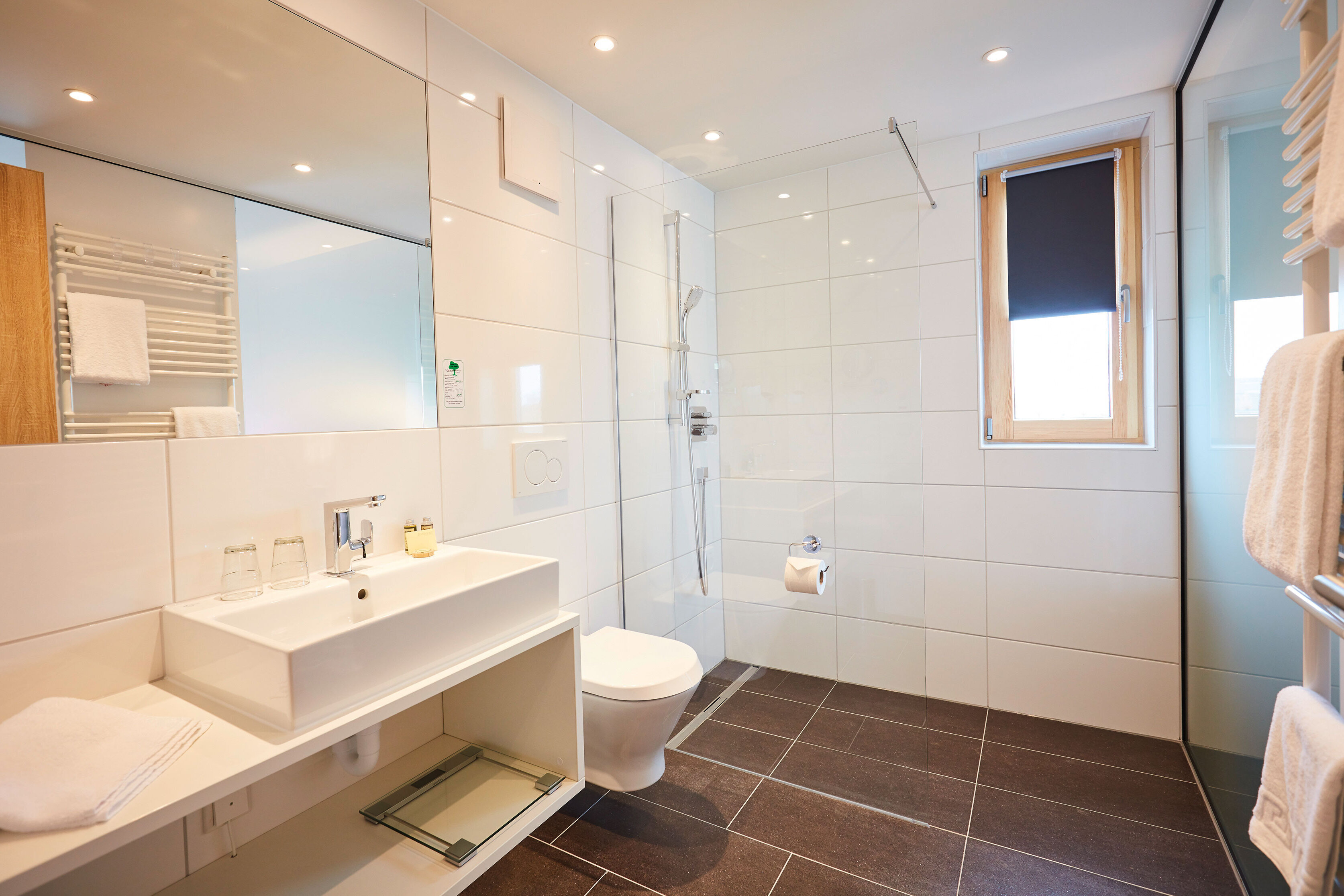 Das Bild zeigt einen Blick in das Badezimmer eines Doppelzimmers Komfort