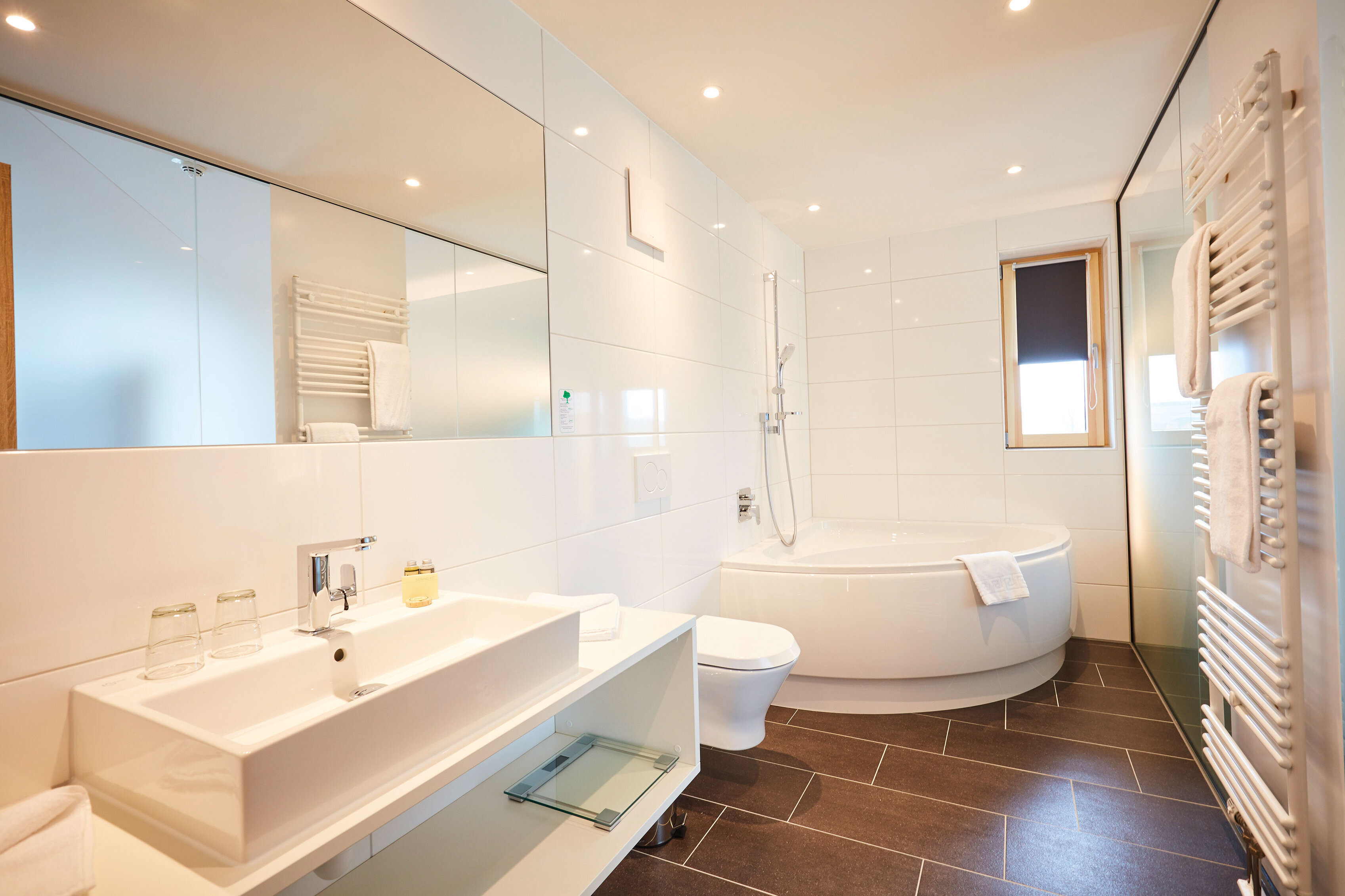 Das Bild zeigt einen Blick in das Badezimmer des Doppelzimmers Superior mit Badewanne 