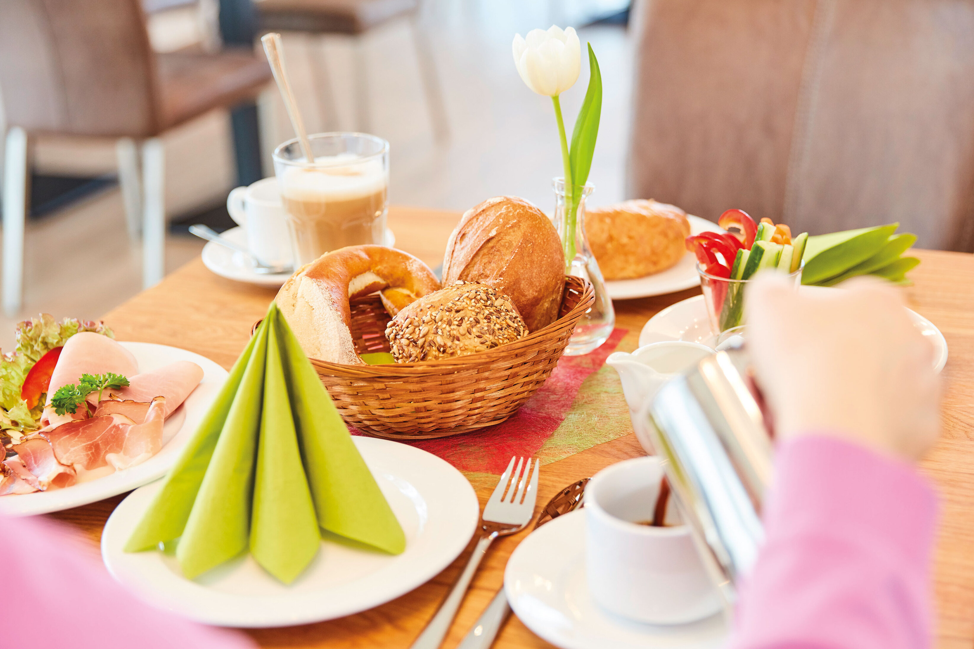 Das Bild zeigt eine Frau beim Frühstücken