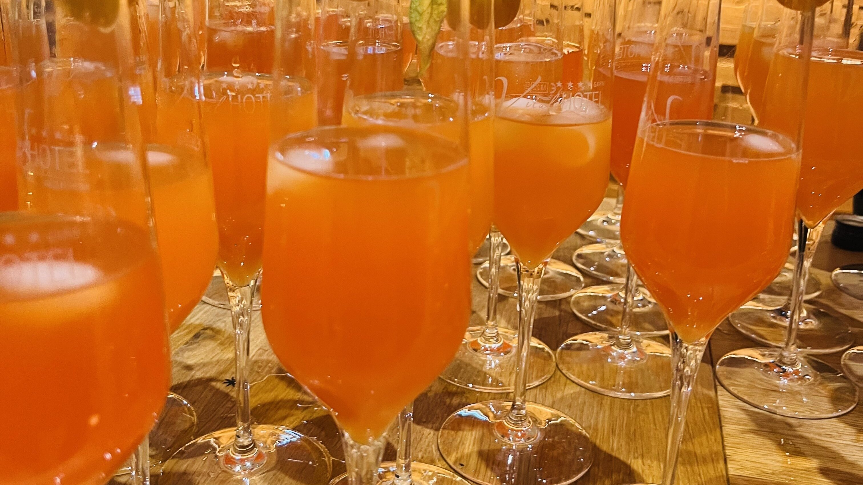 Das Bild zeigt mehrere Cocktails, auf einem Tisch angerichtet