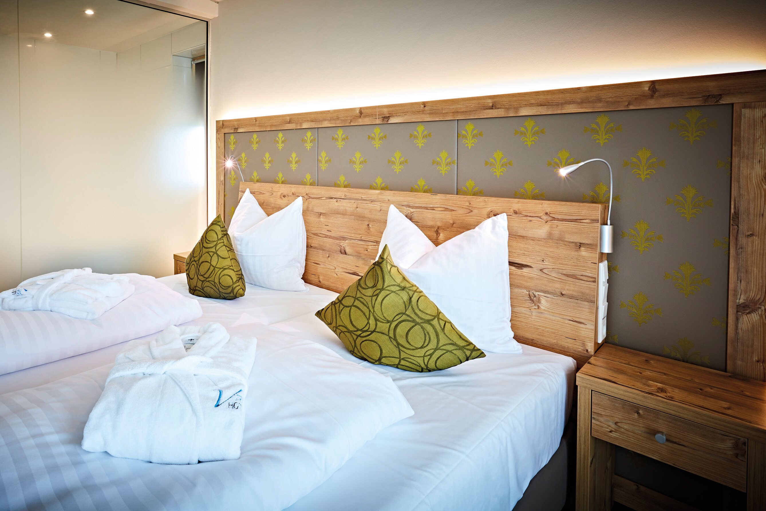 Das Bild zeigt einen Blick auf das Bett im Doppelzimmer Komfort, im Hintergrund die Milchglasscheibe zum Badezimmer